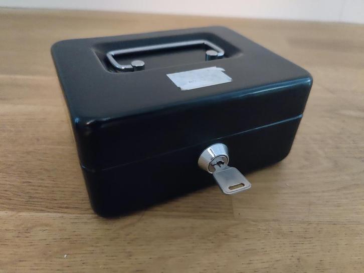 Metalen geldkistje zwart, Hobby en Vrije tijd, Overige Hobby en Vrije tijd, Zo goed als nieuw, Ophalen of Verzenden