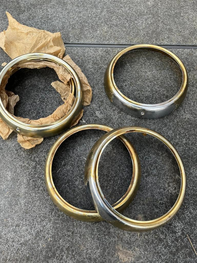 NOs Mercedes W110 Heckflosse 190 koplampranden, Ophalen of Verzenden, Zo goed als nieuw, Overige materialen