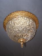 Oude plafonniere met bewerkteglaskap en messingrand en rozet, Huis en Inrichting, Lampen | Plafondlampen, Ophalen of Verzenden