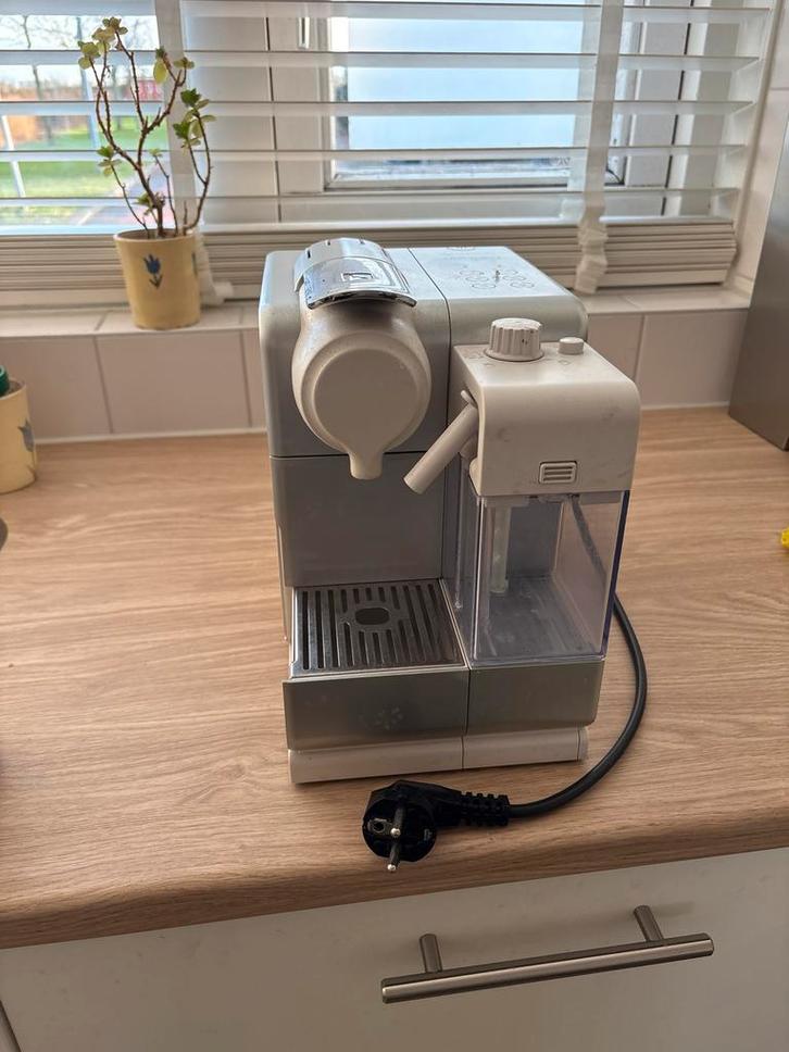 Nespresso lattisima touch zilver/wit - gebruikt, Witgoed en Apparatuur, Koffiezetapparaten, Gebruikt, Koffiepads en cups, Espresso apparaat