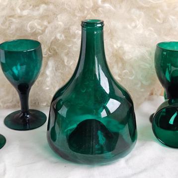 Oude groene fles met diepe ziel beschikbaar voor biedingen