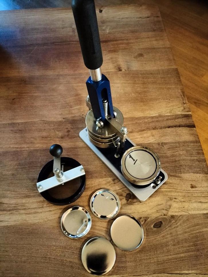 Button machine + cirkelsnijder + Button materiaal, Hobby en Vrije tijd, Overige Hobby en Vrije tijd, Zo goed als nieuw, Ophalen of Verzenden