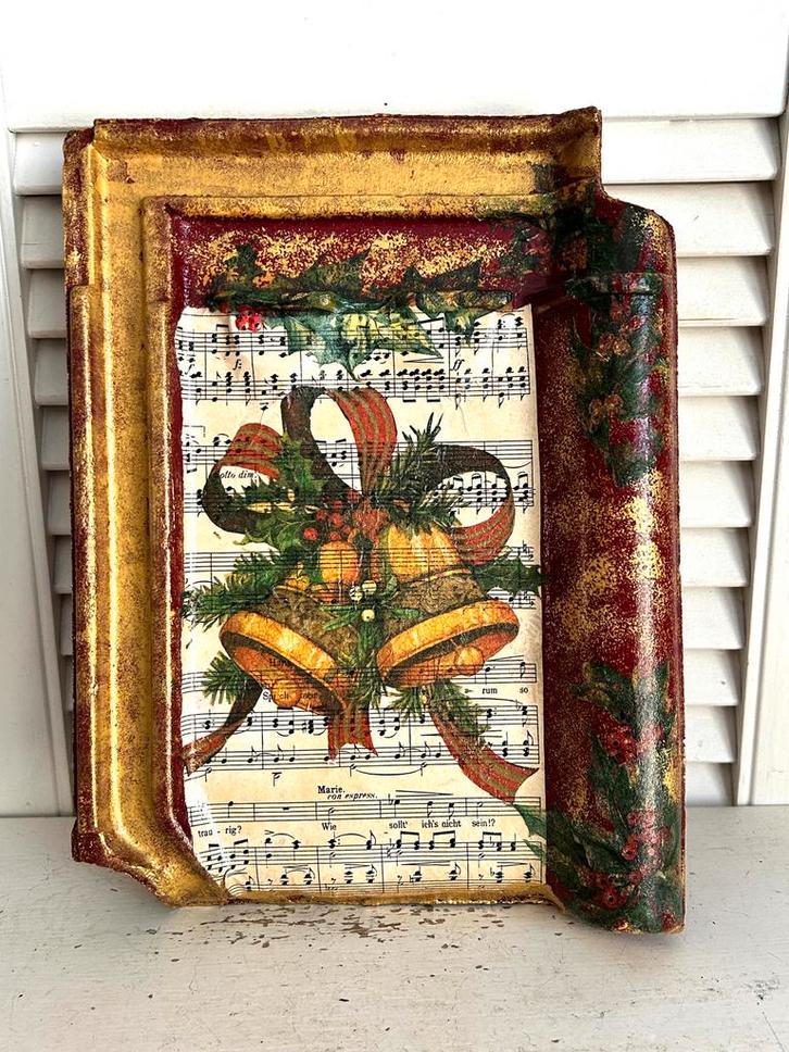 Kerstklok decoratie op oude rode dakpan, Diversen, Kerst, Ophalen