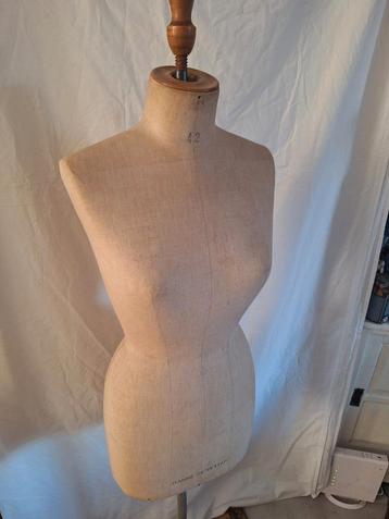 Prachtige paspop  beschikbaar voor biedingen