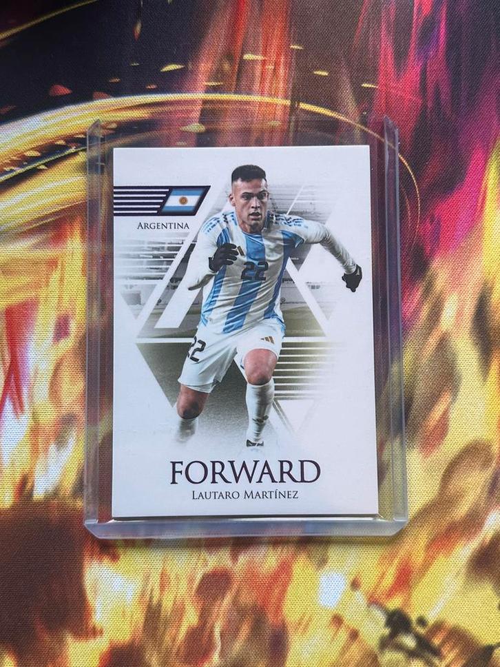Futera unique world football 2024 Lautaro Martinez 02/30, Hobby en Vrije tijd, Verzamelkaartspellen | Overige, Nieuw, Losse kaart