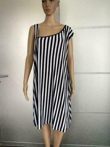 F973 Nieuw: Naveed: maat 46=XL jurk gestreept zwart/wit beschikbaar voor biedingen