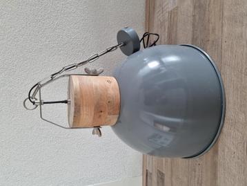 2 hanglampen grijze kap met hout beschikbaar voor biedingen