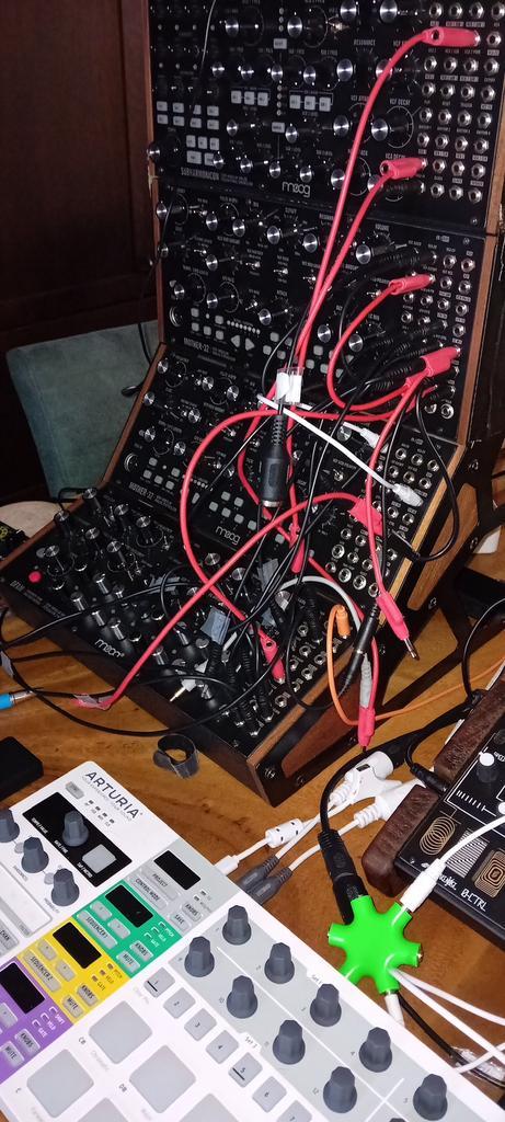 Subharmonicon Moog 6 oscillators Polyrythmic analog synth, Muziek en Instrumenten, Synthesizers, Zo goed als nieuw, Overige aantallen