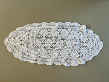 Ovaalvormig gehaakt kleedje katoen wit afm 67cm x 30cm  beschikbaar voor biedingen
