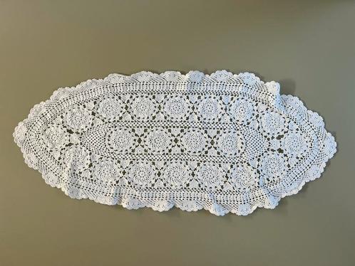 Ovaalvormig gehaakt kleedje katoen wit afm 67cm x 30cm, Antiek en Kunst, Antiek | Kleden en Textiel, Ophalen of Verzenden