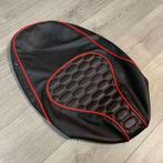 Zadelhoes Vespa Sprint rood audi rs custom buddydek, Info@jynkx.com, Jynkx, Nieuw, Ophalen of Verzenden