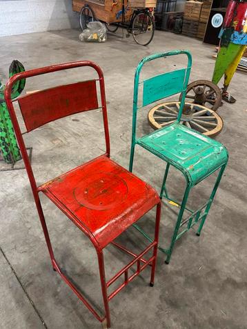 2 Kleurrijke Metalen Barstoelen beschikbaar voor biedingen