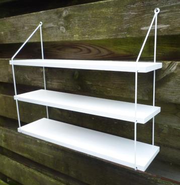 Metalen wandrekje in kleur wit . beschikbaar voor biedingen