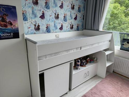Mooie halfhoogslaper met trapje, kastje en tafel, Kinderen en Baby's, Kinderkamer | Stapelbedden en Hoogslapers, Zo goed als nieuw