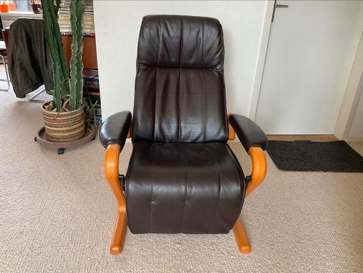 Deense  Design Relaxfauteuil Leder Bruin AP model polly, Huis en Inrichting, Fauteuils, Gebruikt, Hout, Leer, 50 tot 75 cm, Ophalen