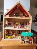 Mooi houten poppenhuis XL met veel meubels en Goki poppetjes, Kinderen en Baby's, Speelgoed | Poppenhuizen, Ophalen of Verzenden