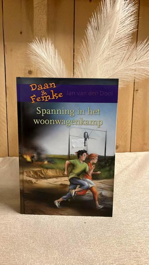 TM-7 Dool van der Jan - Spanning in het woonwagenkamp, Boeken, Kinderboeken | Jeugd | 10 tot 12 jaar, Nieuw, Ophalen of Verzenden