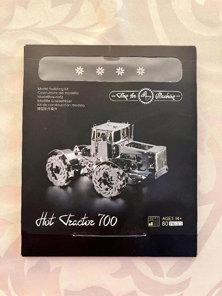 Modelbouw Hot tractor 700 - nieuw in doos, Hobby en Vrije tijd, Modelbouw | Auto's en Voertuigen, Nieuw, Truck, 1:32 tot 1:50