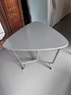 Mooi driehoekig Rietveld tafeltje grijs 65 x 60cm hoog, Tuin en Terras, Ophalen of Verzenden, Zo goed als nieuw, Rond, Overige materialen