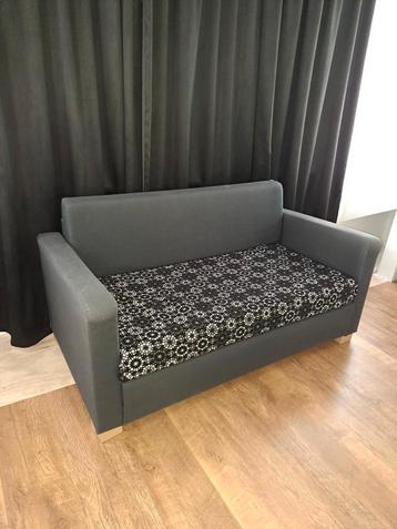 Klein grijs bankje - perfect voor slaapkamer! beschikbaar voor biedingen