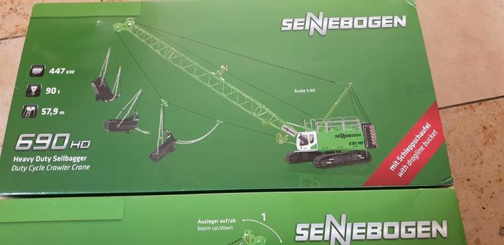 Sennebogen 690HD dragline draadkraan met sleepbak ROS nieuw, Hobby en Vrije tijd, Modelauto's | 1:50, Nieuw, Bus of Vrachtwagen