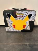 Celebrations Pokémon tin met 250 Pokémon kaarten, Ophalen of Verzenden, Zo goed als nieuw, Meerdere kaarten