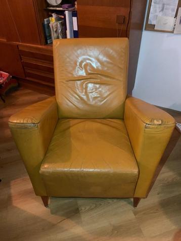 Okergele leren fauteuil beschikbaar voor biedingen