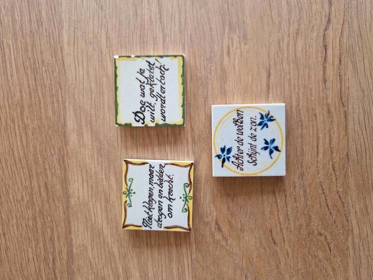 Wandtegeltjes met spreuken, Antiek en Kunst, Antiek | Keramiek en Aardewerk, Ophalen of Verzenden