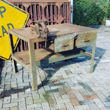 Stoere werkbank van ruim 50 jaar oud, fantastisch patina beschikbaar voor biedingen