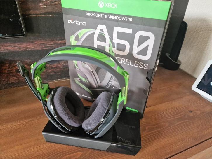 ASTRO A50 Wireless Headset, gaming koptelefoon Xbox + PC, Audio, Tv en Foto, Koptelefoons, Zo goed als nieuw, Op oor (supra aural)