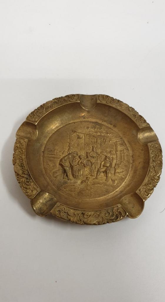 1718)Grote messing reliëf sierlijke asbak, Verzamelen, Ophalen of Verzenden, Zo goed als nieuw, Asbak