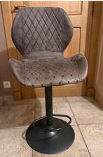 2 Mooie grijze barkrukken met voetsteun, Ophalen, In hoogte verstelbaar, 60 tot 90 cm, Zo goed als nieuw