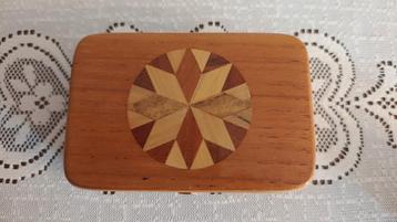 Prachtig vintage houten doosje met ingelegd Hout uit Cuba beschikbaar voor biedingen