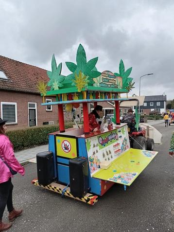 wagen als bar voor  carnaval  loopgroep 