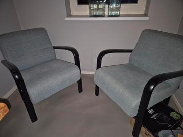 2 lichtblauwe stoelen met zwart frame. beschikbaar voor biedingen