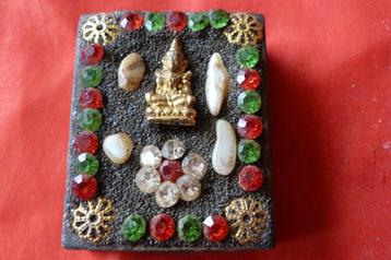 Thaise amulet- Boeddha prachtig bewerkt met ingelegde steen beschikbaar voor biedingen