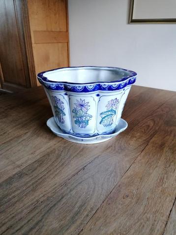 Bloempot met schotel aardenwerk beschikbaar voor biedingen