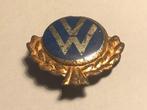 Metalen VW VOLKSWAGEN AUTOMERK Speld (Blauw/Aluminiumkleur)., Verzamelen, Speldjes, Pins en Buttons, Verzenden, Zo goed als nieuw