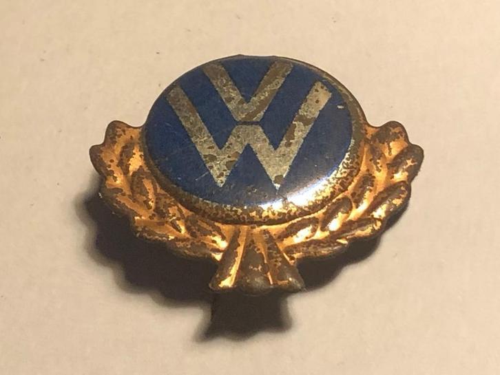 Metalen VW VOLKSWAGEN AUTOMERK Speld (Blauw/Aluminiumkleur)., Verzamelen, Speldjes, Pins en Buttons, Zo goed als nieuw, Speldje of Pin