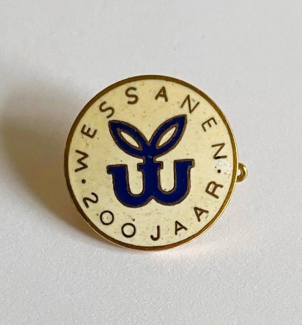 WESSANEN 200 jaar - oude emaille broche - 1965, Verzamelen, Speldjes, Pins en Buttons, Gebruikt, Speldje of Pin, Merk, Ophalen of Verzenden