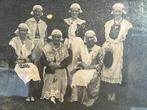 OUDE NEDERLANDSE FOTO KLEDERDRACHT MET HOUTEN LIJST, Verzamelen, Foto's en Prenten, Ophalen of Verzenden, Voor 1940, Gebruikt