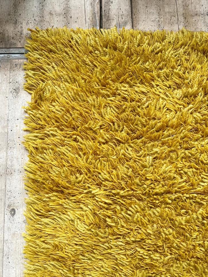 Vintage jaren 70 wollen vloerkleed hoogpolig okergeel, Huis en Inrichting, Stoffering | Tapijten en Kleden, Zo goed als nieuw