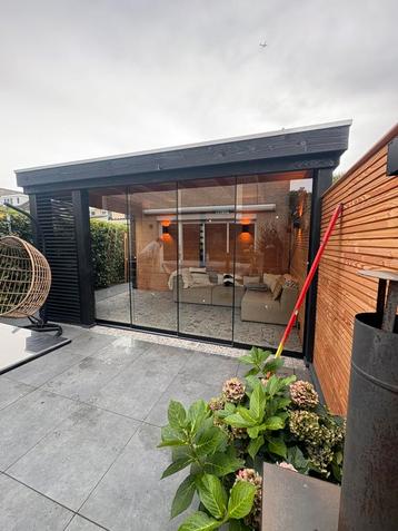 Glazenschuifwanden voor een overkapping beschikbaar voor biedingen