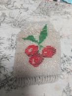 Erg leuk klein antiek glas kralen tasje met kersen, Ophalen of Verzenden