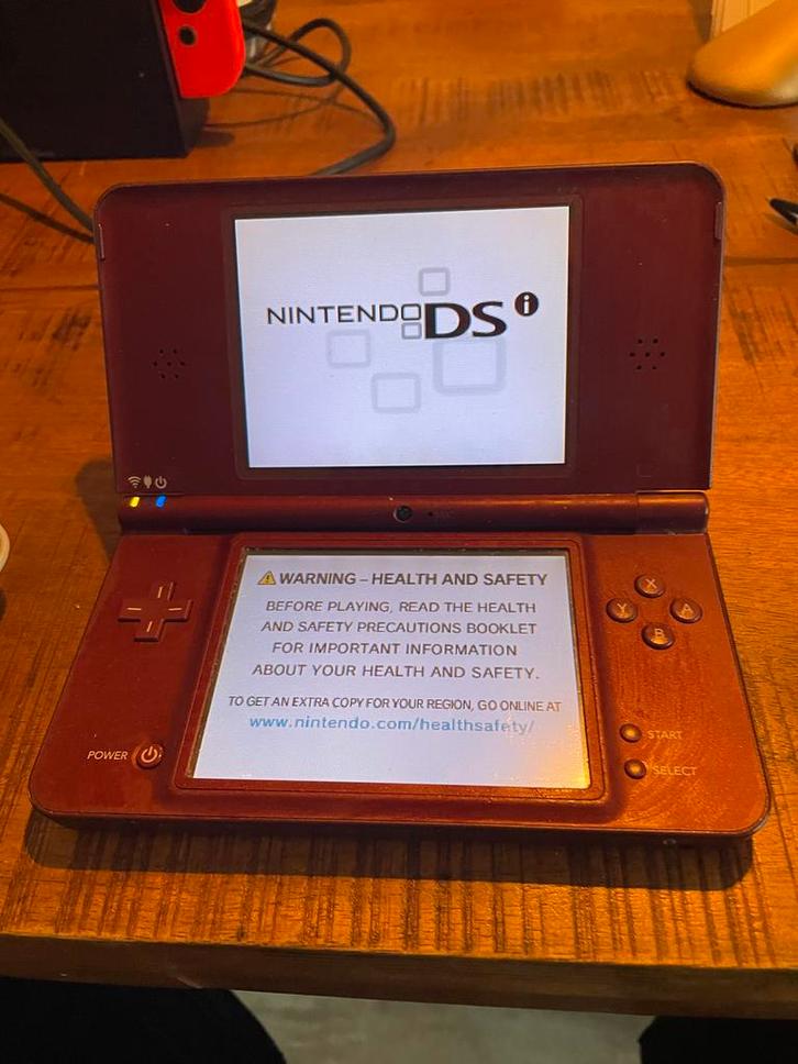 Nintendo DS XL - Nette Staat + Oplader, Spelcomputers en Games, Spelcomputers | Nintendo DS, Gebruikt, Dsi XL, Rood, Ophalen of Verzenden