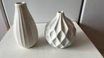 Twee witte vaasjes met reliëf, Wit, Aardewerk of Porselein, Ophalen of Verzenden, Zo goed als nieuw