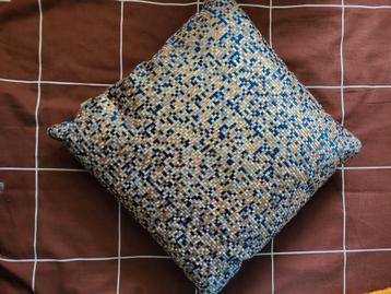 Sprankelend kussen van Dutch Decor beschikbaar voor biedingen