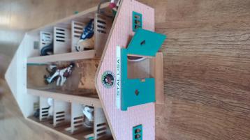Complete schleichstal Lisa met 8 paarden  beschikbaar voor biedingen