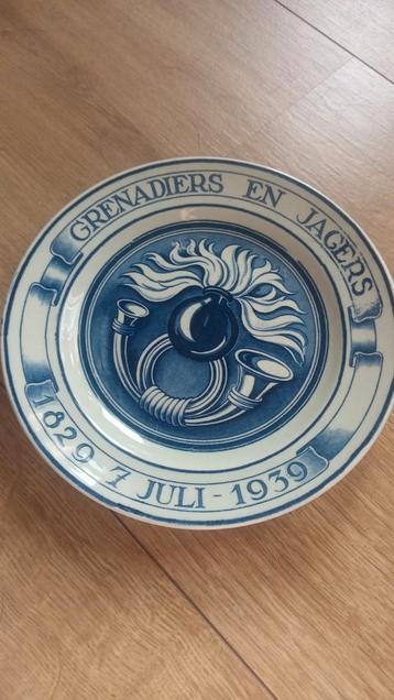 Grenadiers en Jagers herdenkingsbord 1829-1939 beschikbaar voor biedingen