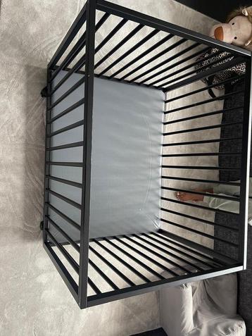 Babybox Vierkant met Wieltjes beschikbaar voor biedingen